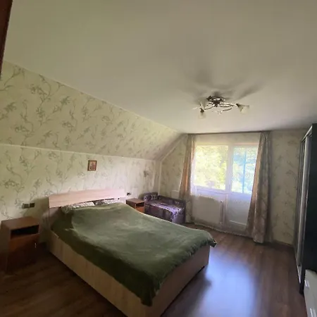 біля річки *