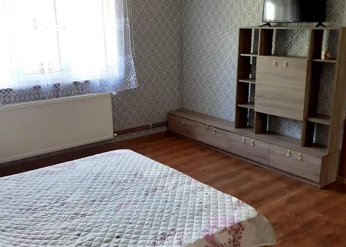 біля річки *
