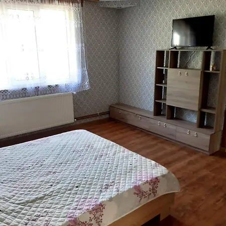 біля річки *